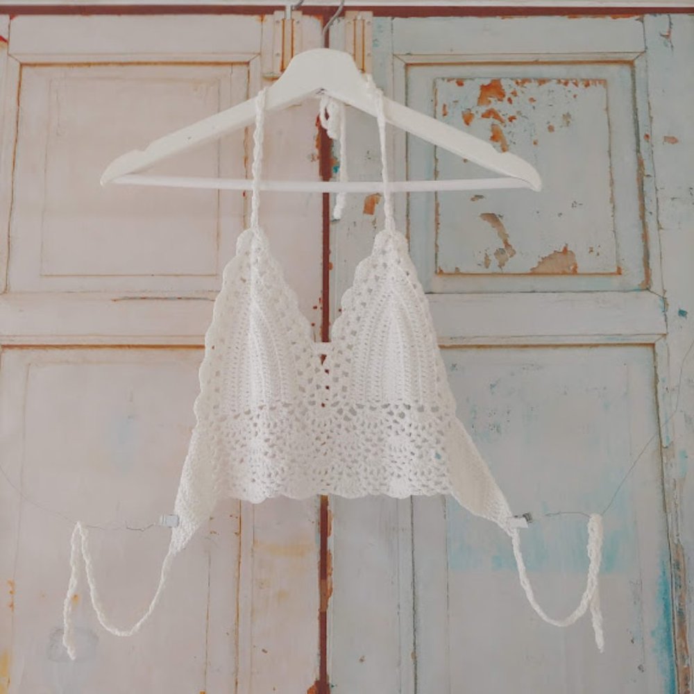 NWOT crochet halter top (no tag)/approx size xs or s/white